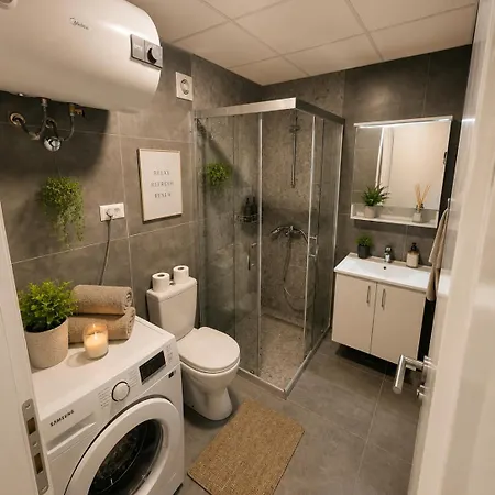 Апартаменты Elitestay Luxury Skyline Free Parking 5km To Center